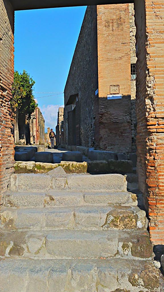 VII.7.26 Pompeii. 2015/2016. 
Steps from north-west corner of Forum leading up to Vicolo dei Soprastanti and across to Vicolo delle Terme.
Photo courtesy of Giuseppe Ciaramella.
