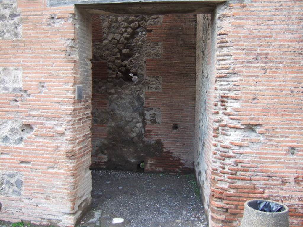 VII.7.28 Pompeii. December 2005. Doorway in west wall of forum leading to latrine.