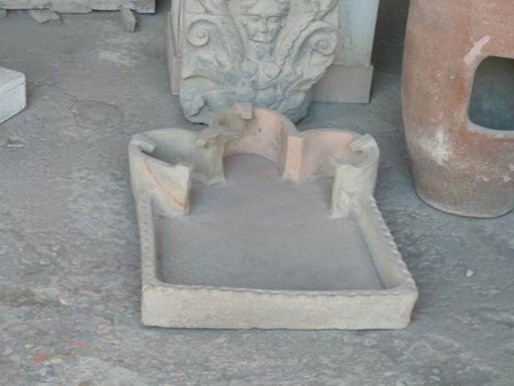 VII.7.29 Pompeii. September 2015. Roman terracotta countertop stove from a Pompeiian bar possibly from above its small hearth.
PAP inventory number 56305.
