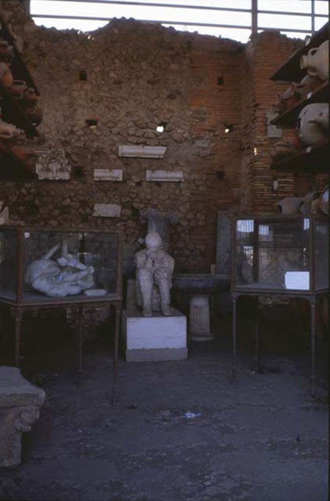 VII.7.29 Pompeii. February 1988. Looking west across storeroom towards casts and items in store.
Photo by Joachime Méric courtesy of Jean-Jacques Méric.

