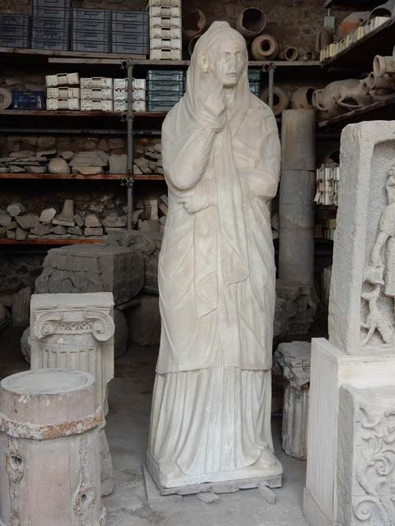 VII.7.29 Pompeii. May 2015. 
Female funerary statue from the Via dei Sepolcri, near Herculaneum Gate. Photo courtesy of Buzz Ferebee.




