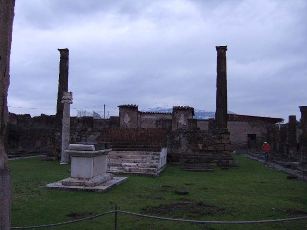VII.7.32  Pompeii. December 2005.  Looking north from east side. 