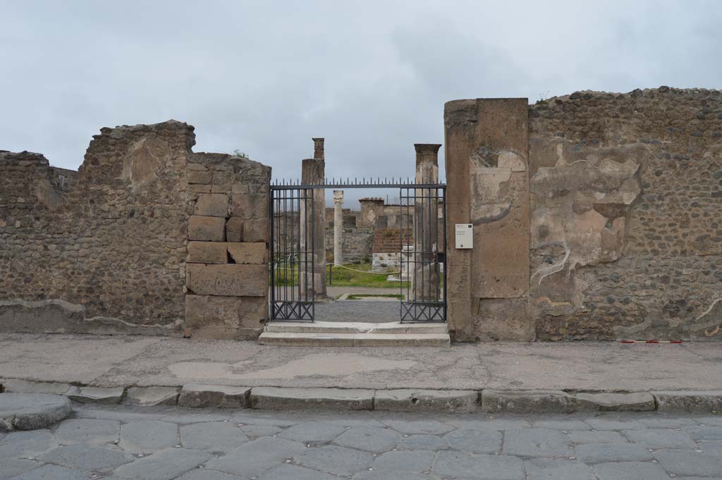 VII.7.32, Pompeii. September 2018. Entrance doorway on north side of Via Marina.
Foto Anne Kleineberg, ERC Grant 681269 DÉCOR.
