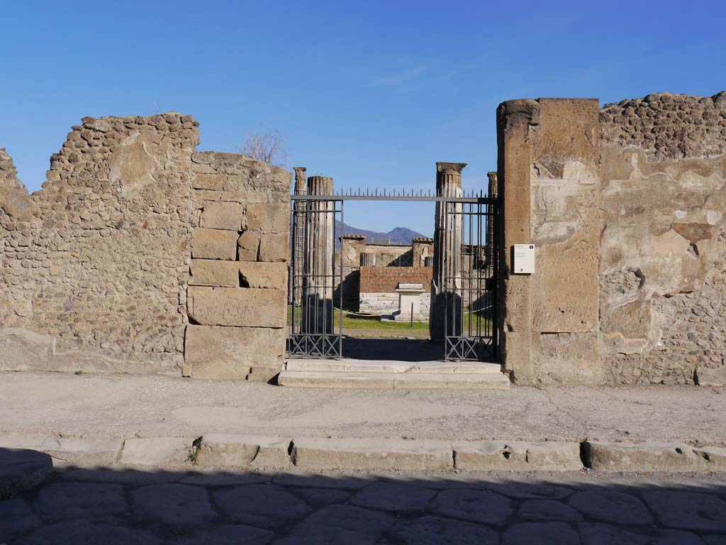 VII.7.32, Pompeii. September 2018. Looking north towards west side of doorway on Via Marina.
Foto Anne Kleineberg, ERC Grant 681269 DÉCOR.
