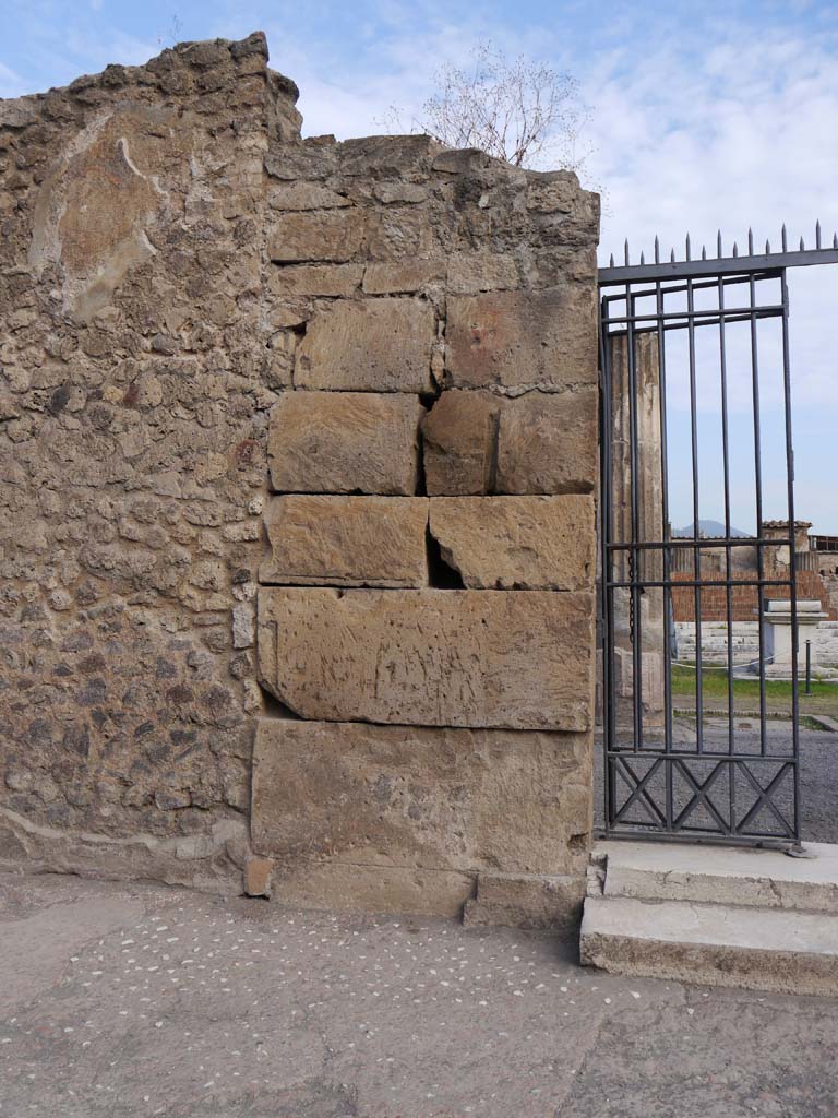 VII.7.32, Pompeii. September 2018. West side of doorway.
Foto Anne Kleineberg, ERC Grant 681269 DÉCOR.

