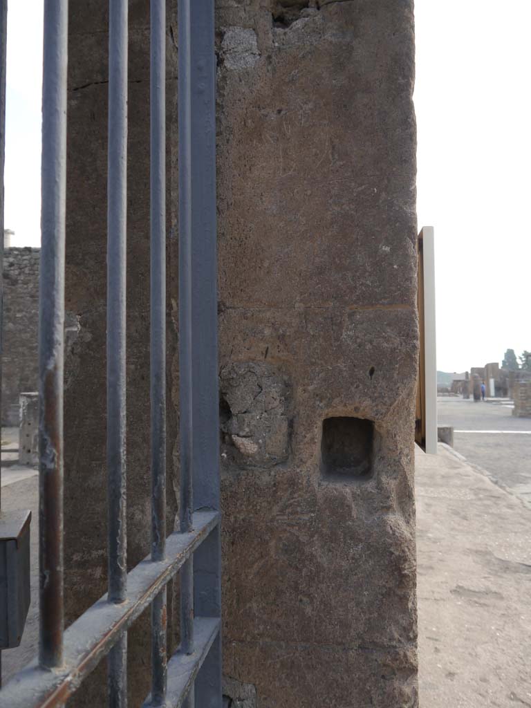 VII.7.32, Pompeii. September 2018. Looking east along doorway threshold on Via Marina. 
Foto Anne Kleineberg, ERC Grant 681269 DÉCOR.
