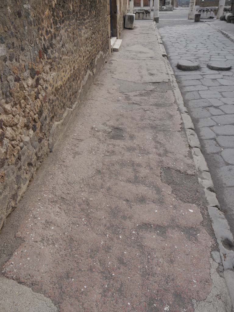 VII.7.32, Pompeii. September 2018. Looking north to threshold of doorway from Via Marina.
Foto Anne Kleineberg, ERC Grant 681269 DÉCOR.

