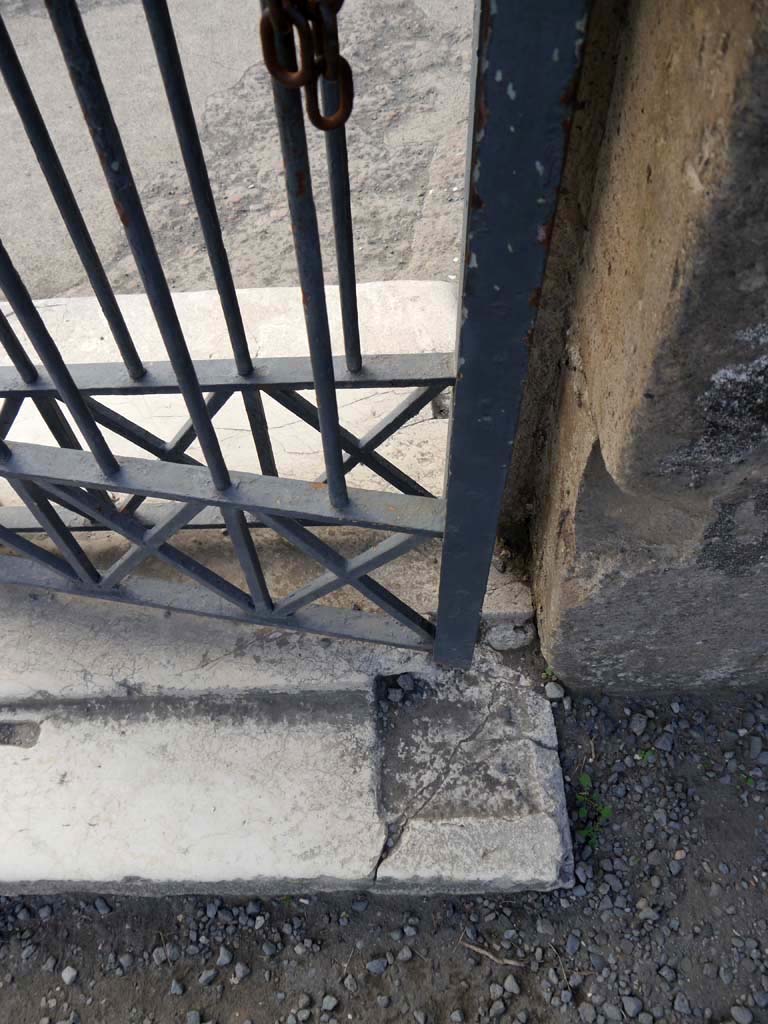 VII.7.32, Pompeii. September 2018. Looking east along interior of doorway threshold.
Foto Anne Kleineberg, ERC Grant 681269 DÉCOR.
