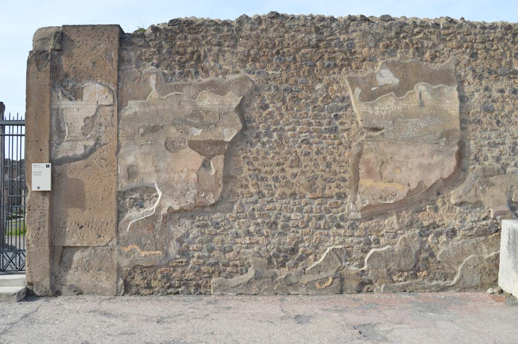 VII.7.32, Pompeii. March 2019. East side of entrance doorway on Via Marina.
Foto Taylor Lauritsen, ERC Grant 681269 DÉCOR.
