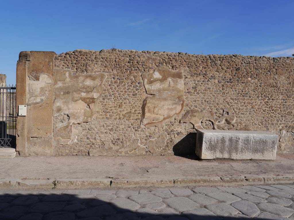 VII.7.32, Pompeii. September 2018. East side of entrance doorway, looking north on Via Marina.
Foto Anne Kleineberg, ERC Grant 681269 DÉCOR.
