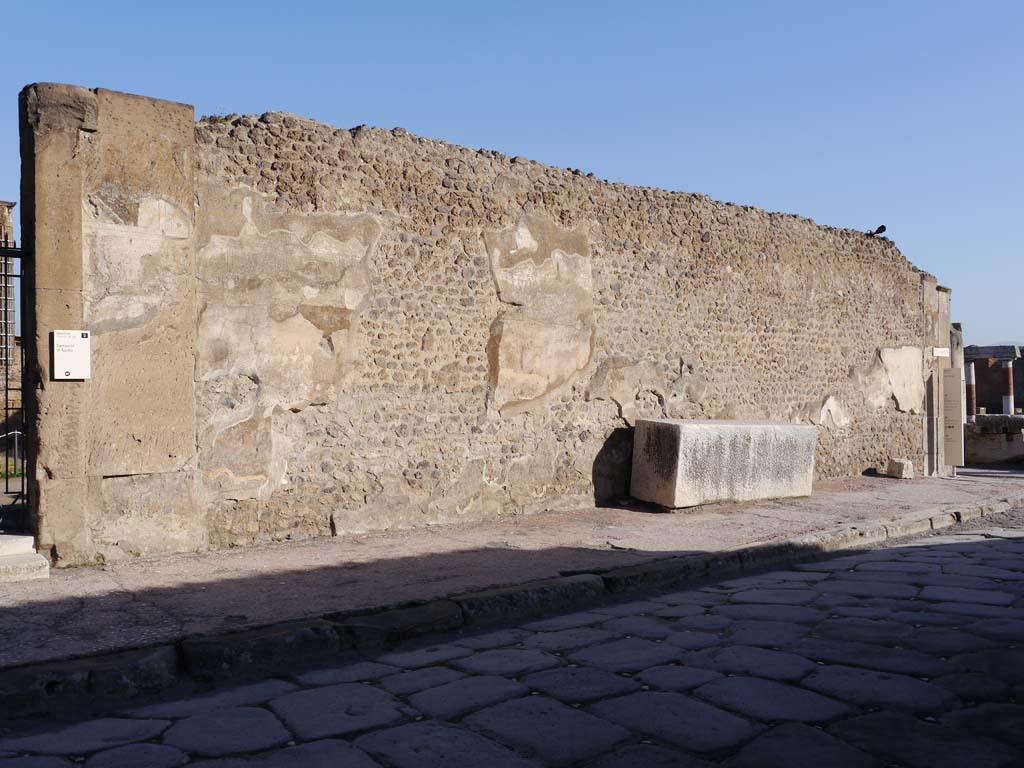 VII.7.32, Pompeii. March 2019. East wall at side of entrance doorway on Via Marina.
Foto Anne Kleineberg, ERC Grant 681269 DÉCOR.
