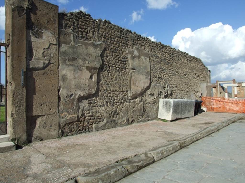 VII.7.32 Pompeii.  March 2009.  East wall at side of entrance doorway on Via Marina.
