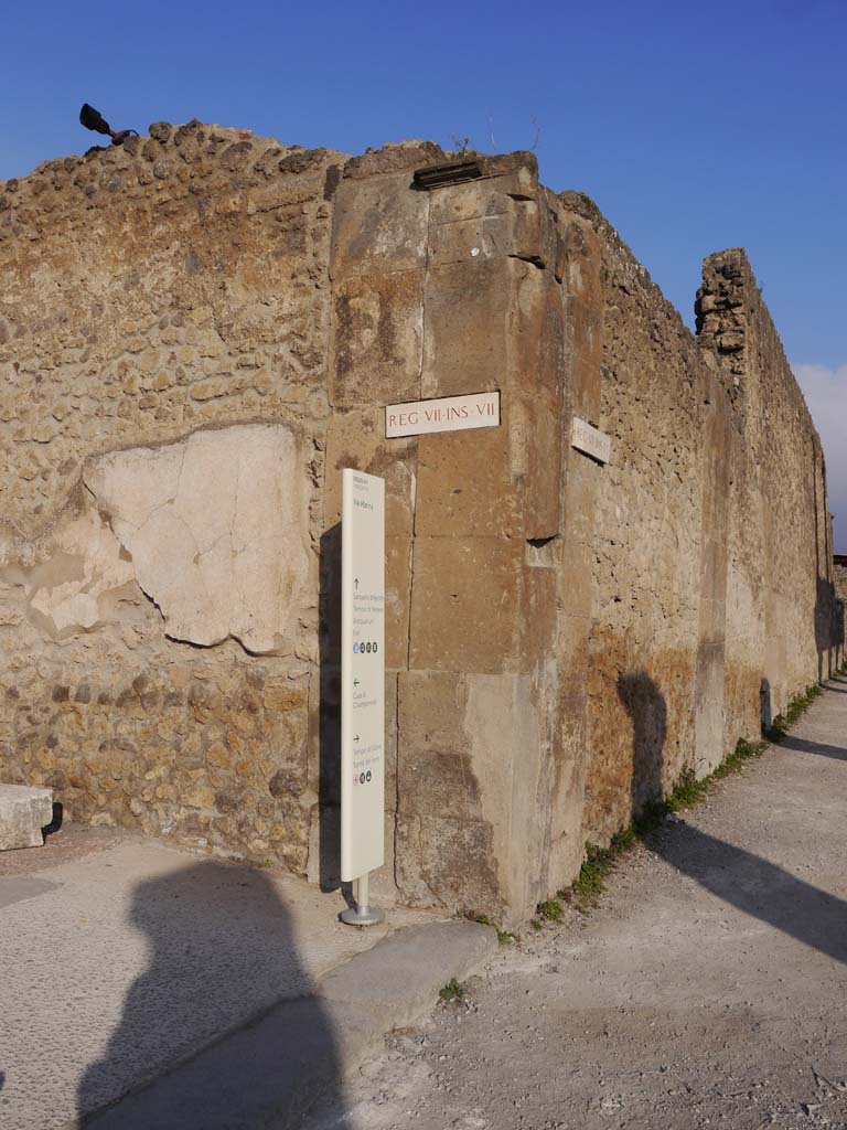 VII.7.32, Pompeii. March 2019. 
Looking north to corner junction between Via Marina, on left, and Forum (wall of Temple of Apollo), on right. 
Foto Anne Kleineberg, ERC Grant 681269 DÉCOR.
