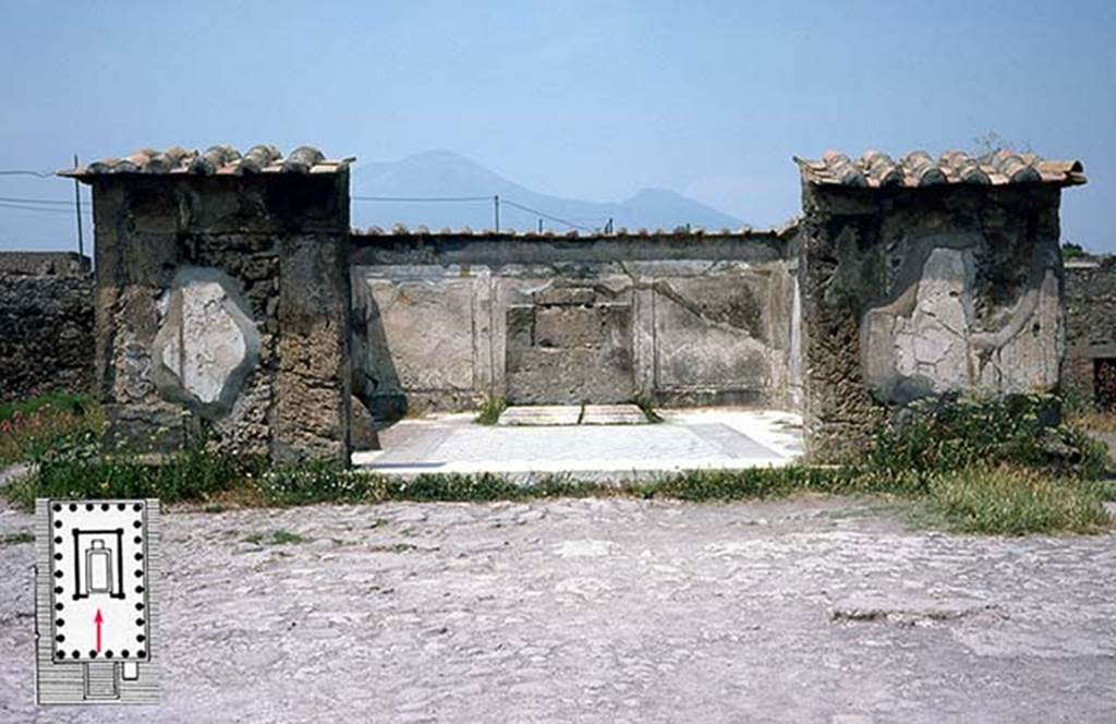 VII.7.32 Pompeii. August 2021. Looking north-east across south side of cella with entrance doorway.
Foto Annette Haug, ERC Grant 681269 DÉCOR.
