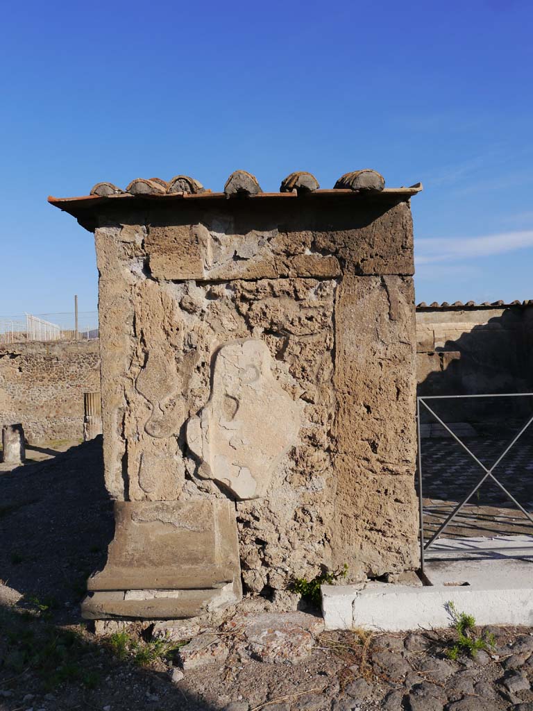 VII.7.32, Pompeii. September 2018. Looking west across threshold of cella entrance doorway. 
Foto Anne Kleineberg, ERC Grant 681269 DÉCOR.
