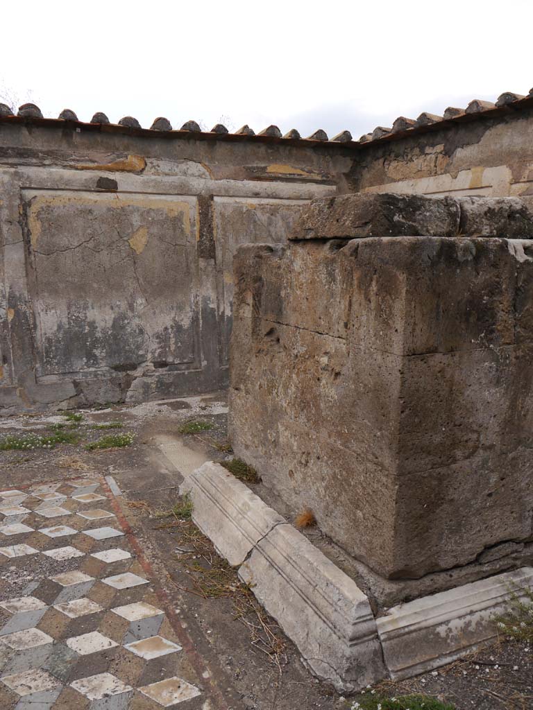 VII.7.32 Pompeii. September 2018. Flooring on west side of south side of base of altar. 
Foto Anne Kleineberg, ERC Grant 681269 DÉCOR.
