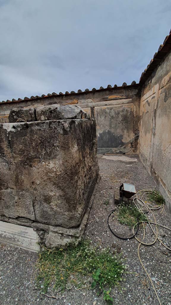 VII.7.32, Pompeii. September 2018. Looking south on east side of base of altar.
Foto Anne Kleineberg, ERC Grant 681269 DÉCOR.
