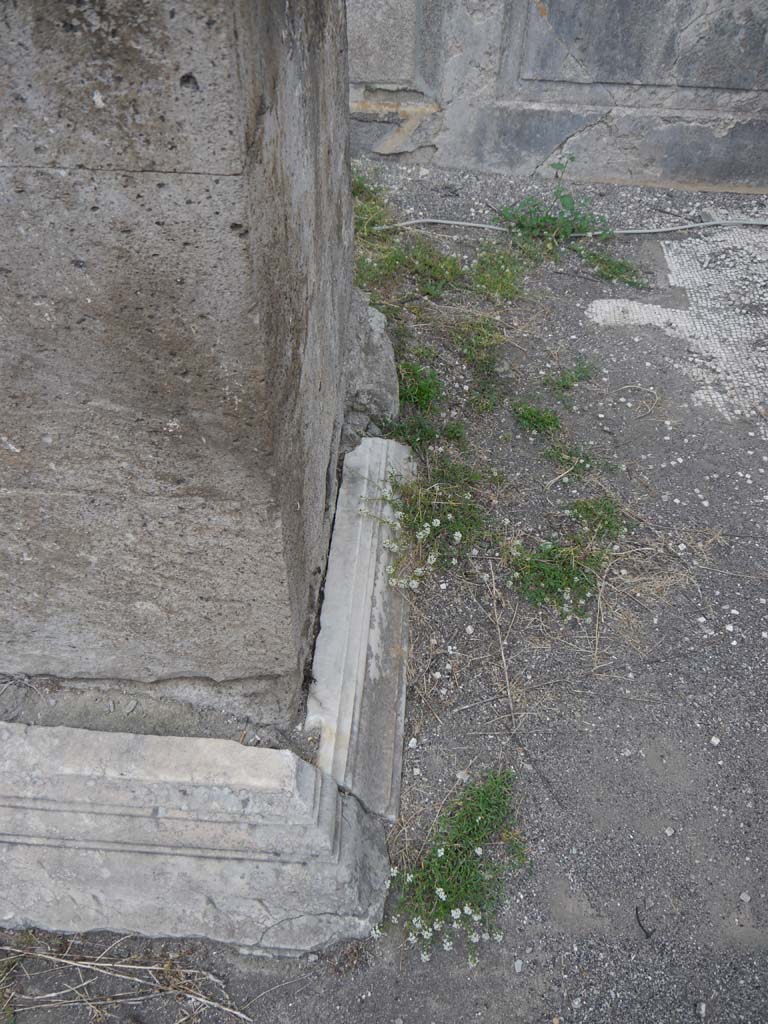 VII.7.32, Pompeii. September 2018. Looking east along threshold towards south-east corner.
Foto Anne Kleineberg, ERC Grant 681269 DÉCOR.
