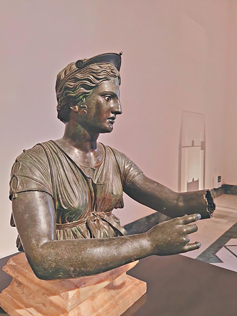 VII.7.32 Pompeii. April 2023. Detail of bronze statue of Artemis. 
On display in “Campania Roman” gallery in Naples Archaeological Museum, inv. 4895.
Photo courtesy of Giuseppe Ciaramella.
