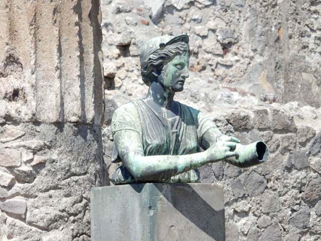 VII.7.32 Pompeii. May 2018. Detail of statue of Artemis. Photo courtesy of Buzz Ferebee.

