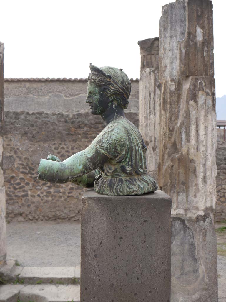 VII.7.32, Pompeii. September 2018. Looking south to statue of Artemis/Diana.
Foto Anne Kleineberg, ERC Grant 681269 DÉCOR.
