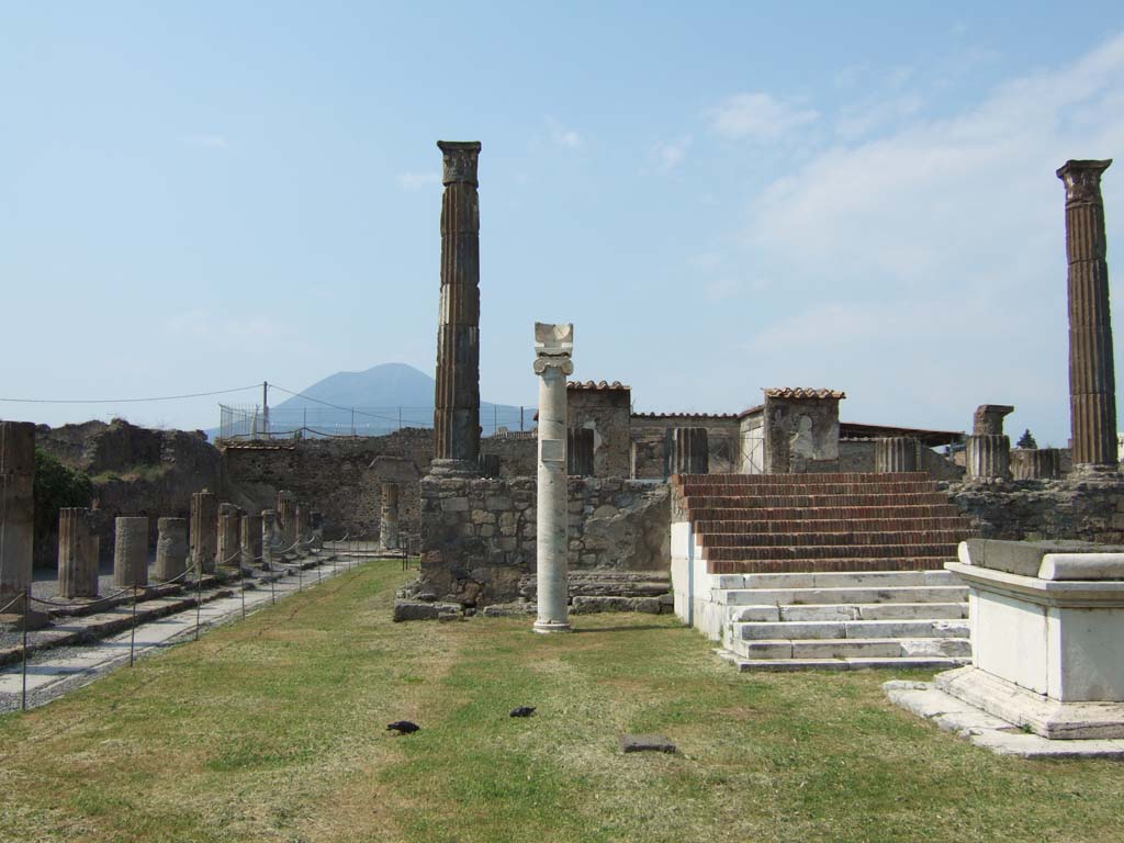 VII.7.32  Pompeii.  December 2006. Looking north along west side. 