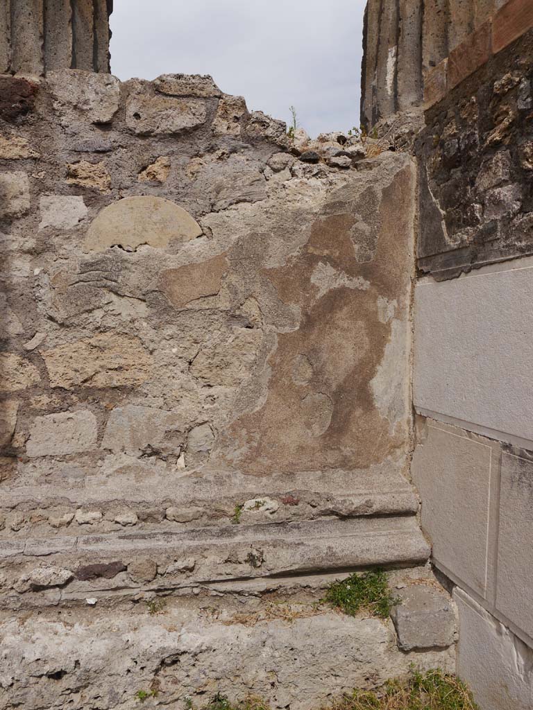 VII.7.32, Pompeii. September 2018.
Looking towards west wall of steps wall, in south-west corner of cella base. 
Foto Anne Kleineberg, ERC Grant 681269 DÉCOR.
