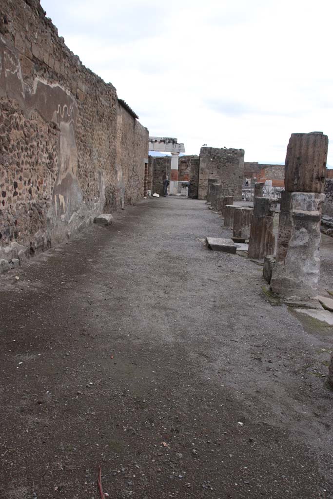 VII.7.32 Pompeii. October 2020. Looking east along north portico. Photo courtesy of Klaus Heese.