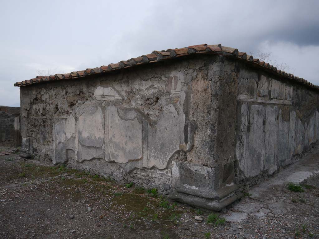 VII.7.32, Pompeii. September 2018. North-west exterior corner of cella.
Foto Anne Kleineberg, ERC Grant 681269 DÉCOR.


