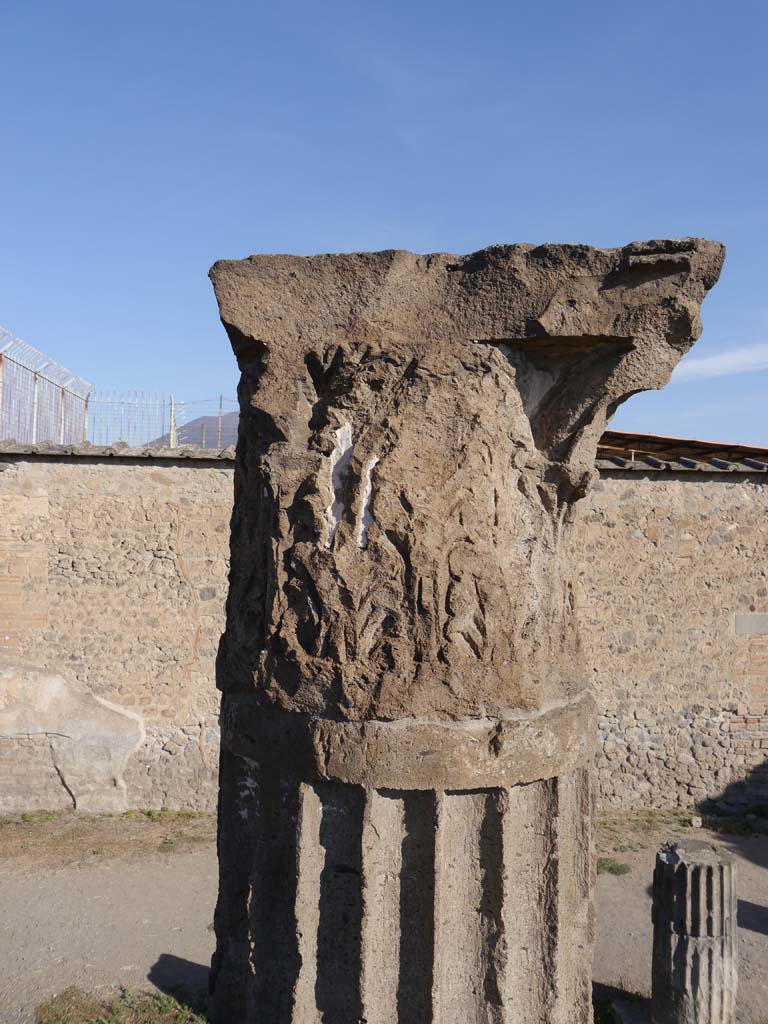 VII.7.32, Pompeii. September 2018. Looking north to capital at north end of podium.
Foto Anne Kleineberg, ERC Grant 681269 DÉCOR.
