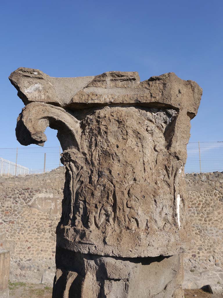 VII.7.32, Pompeii. September 2018. Detail of capital on podium.
Foto Anne Kleineberg, ERC Grant 681269 DÉCOR.
