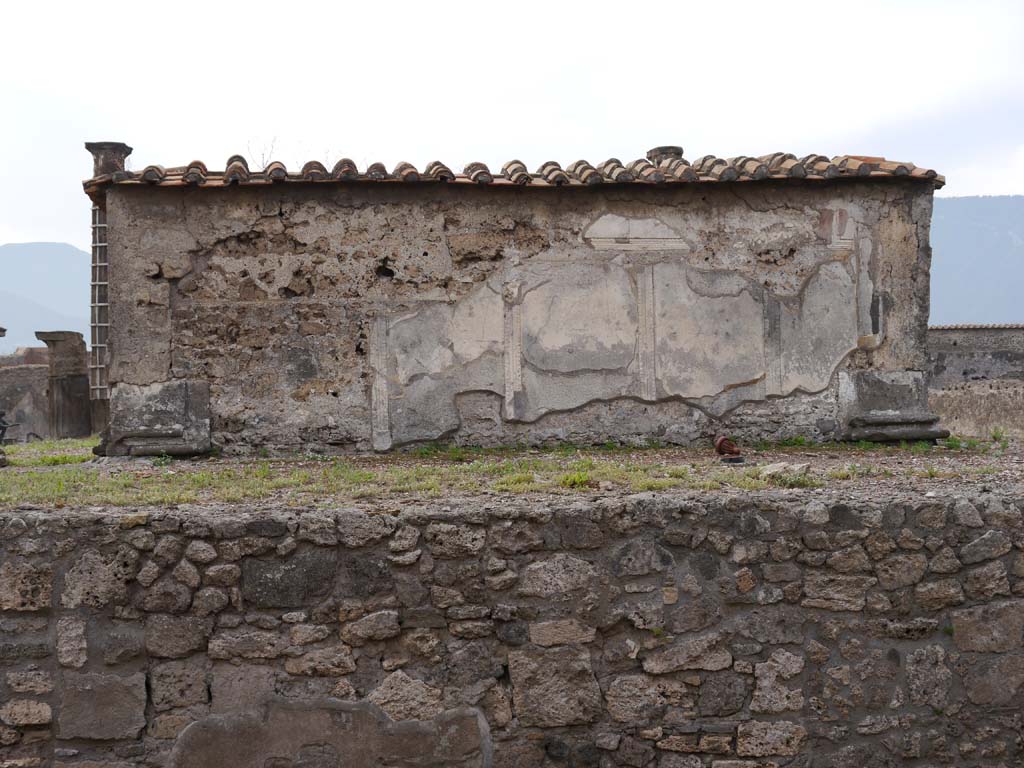 VII.7.32, Pompeii. September 2018. Exterior north wall of cella. 
Foto Anne Kleineberg, ERC Grant 681269 DÉCOR.
