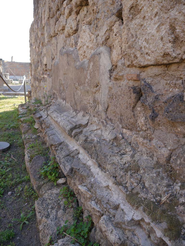 VII.7.32, Pompeii. September 2018. Looking east along north side of podium base. 
Foto Anne Kleineberg, ERC Grant 681269 DÉCOR.
