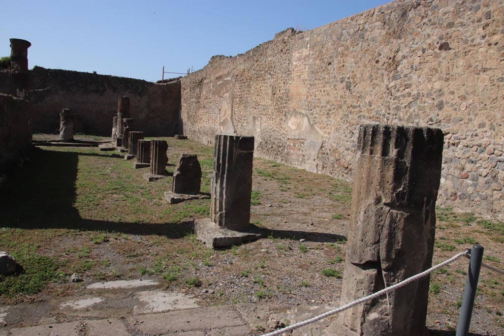 VII.7.32 Pompeii. October 2023. Looking west along north portico from east side. Photo courtesy of Klaus Heese.