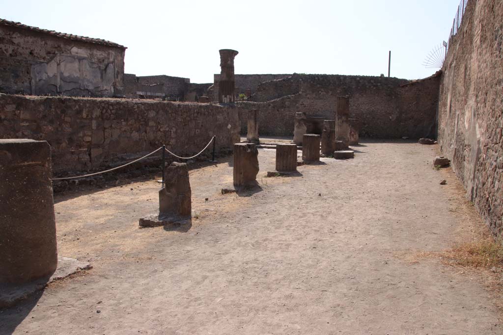 VII.7.32 Pompeii. September 2019. Looking west along north side of colonnade. Photo courtesy of Klaus Heese.