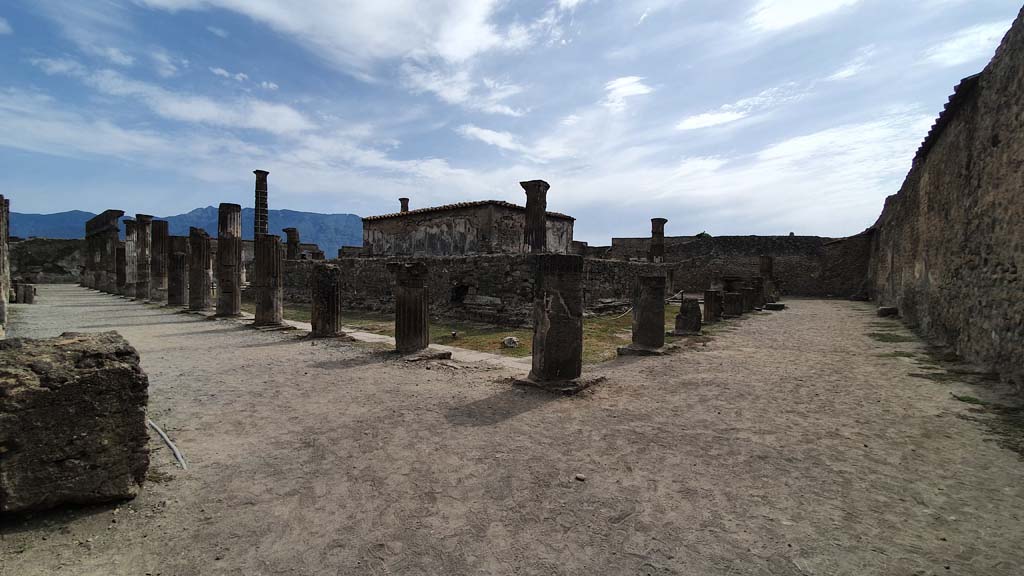 VII.7.32 Pompeii. August 2021. 
Looking south from north-east corner along east portico, on left, and west along north portico, on right.
Foto Annette Haug, ERC Grant 681269 DÉCOR.
