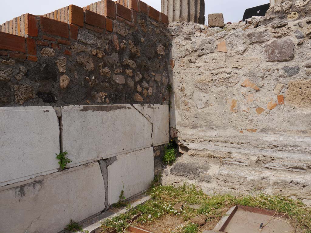 VII.7.32, Pompeii. September 2018. Looking towards north-west wall of steps/base in south-east corner of base of podium.
Foto Anne Kleineberg, ERC Grant 681269 DÉCOR.
