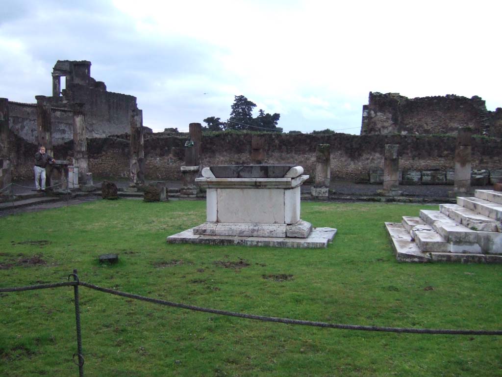 VII.7.32 Pompeii. December 2005. Looking west towards east side of altar. 