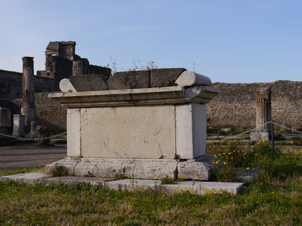 VII.7.32 Pompeii. March 2019. Looking west to east side of altar.
Foto Anne Kleineberg, ERC Grant 681269 DÉCOR.
