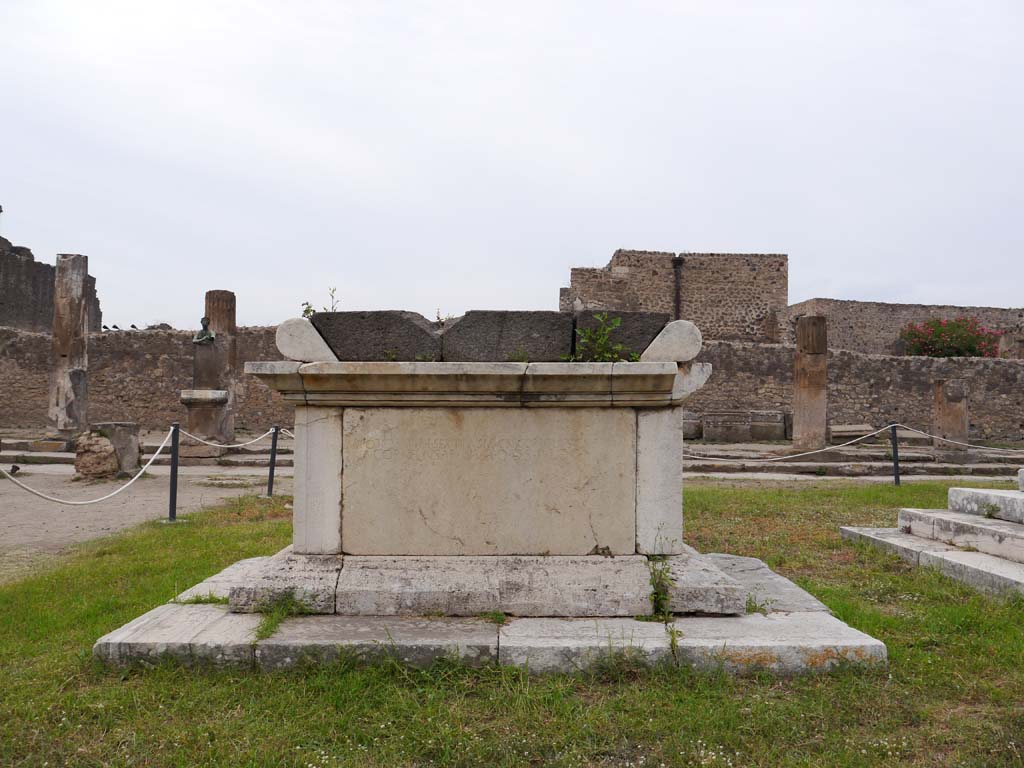 VII.7.32, Pompeii. September 2018. Looking west to east side of altar.
Foto Anne Kleineberg, ERC Grant 681269 DÉCOR.

