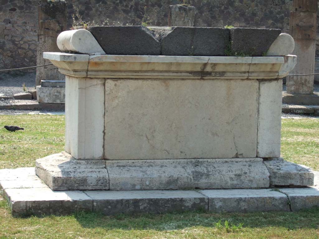 VII.7.32 Pompeii. May 2006. East side of altar, with the same inscription as written on the west side.