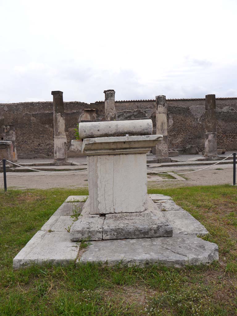 VII.7.32, Pompeii. September 2018. Looking south to north side of altar.
Foto Anne Kleineberg, ERC Grant 681269 DÉCOR.
