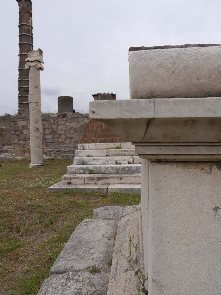VII.7.32, Pompeii. September 2018. Looking north to west side of altar and sundial.
Foto Anne Kleineberg, ERC Grant 681269 DÉCOR.


