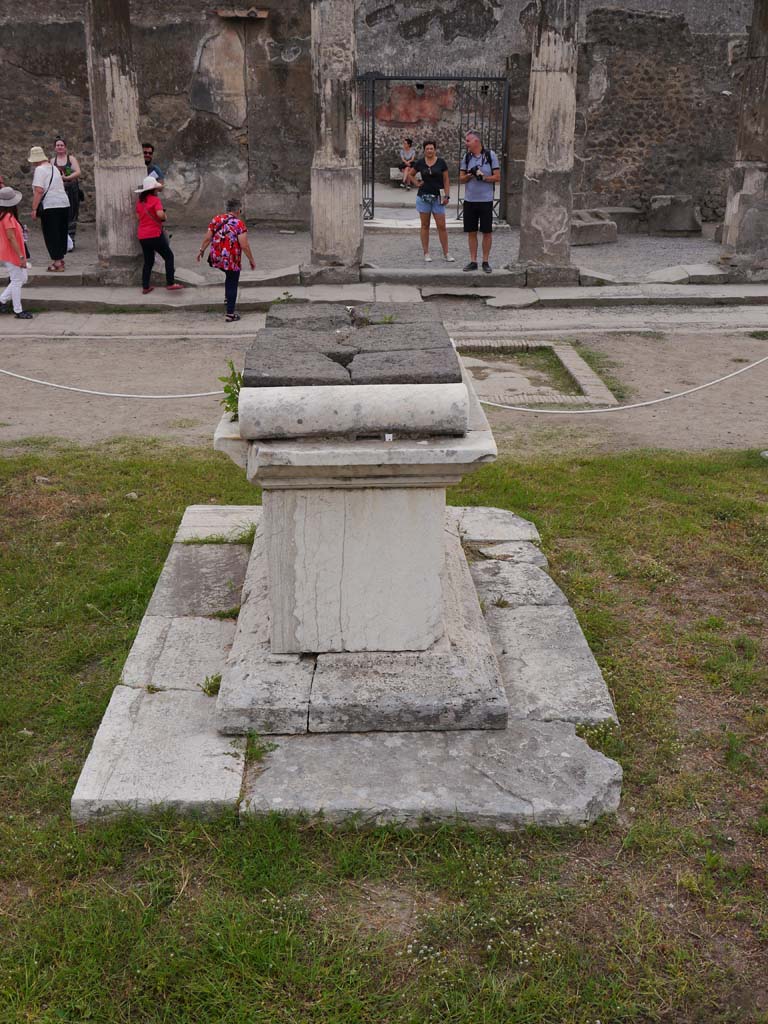 VII.7.32 Pompeii. September 2018. Looking south across altar towards entrance doorway.
Foto Anne Kleineberg, ERC Grant 681269 DÉCOR.

