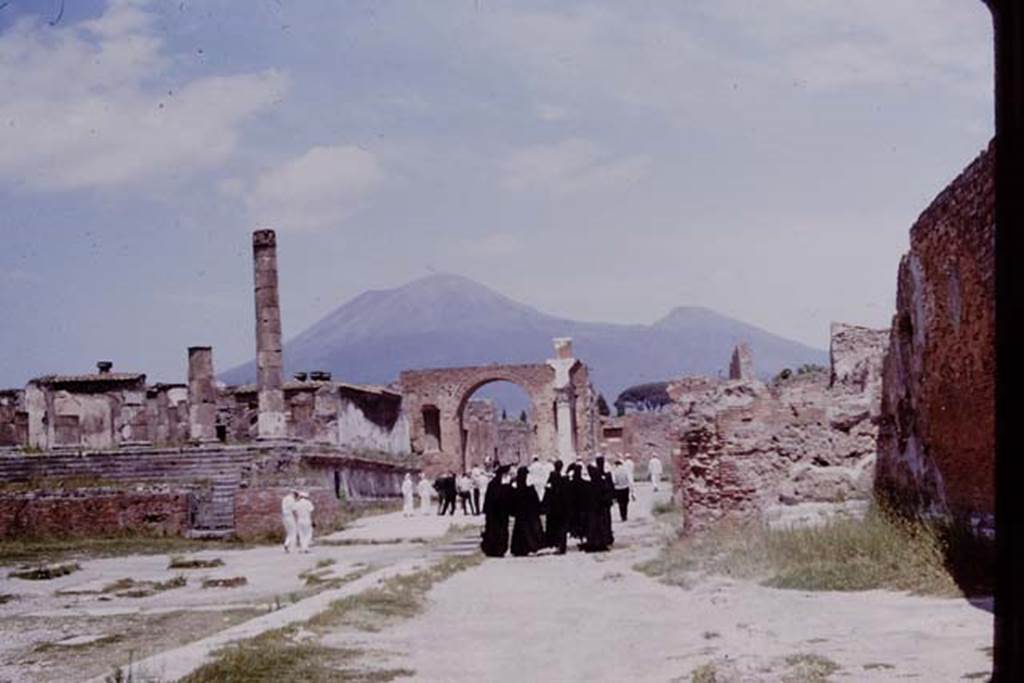 VII.8 Pompeii. 1964. Looking north across east side of Forum.   Photo by Stanley A. Jashemski.
Source: The Wilhelmina and Stanley A. Jashemski archive in the University of Maryland Library, Special Collections (See collection page) and made available under the Creative Commons Attribution-Non Commercial License v.4. See Licence and use details. J64f0896
