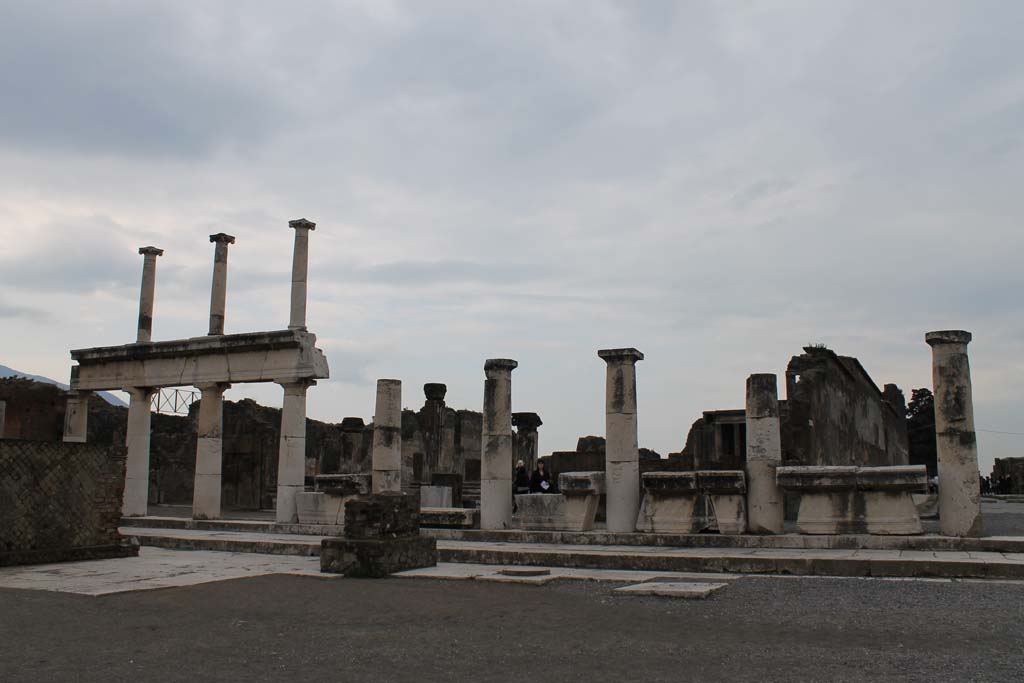 VII.8 Pompeii. March 2014. Looking towards west side of forum in south-west corner. 
Foto Annette Haug, ERC Grant 681269 DÉCOR.
