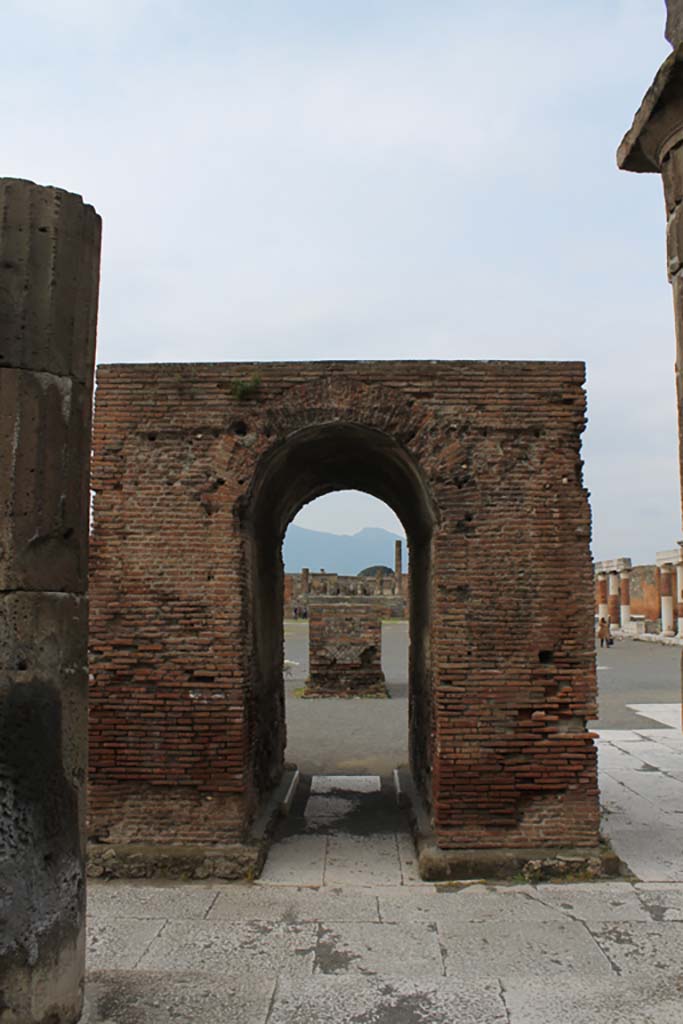 VII.8 Pompeii Forum. March 2014. 
Looking north through arched monument of Augustus to base for statue of Nero.
Foto Annette Haug, ERC Grant 681269 DÉCOR.

