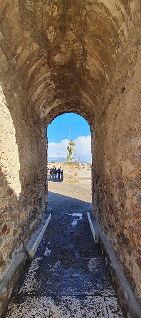 VII.8 Pompeii Forum. April 2022.
Looking north through arched monument of Augustus.
Photo courtesy of Giuseppe Ciaramella.
