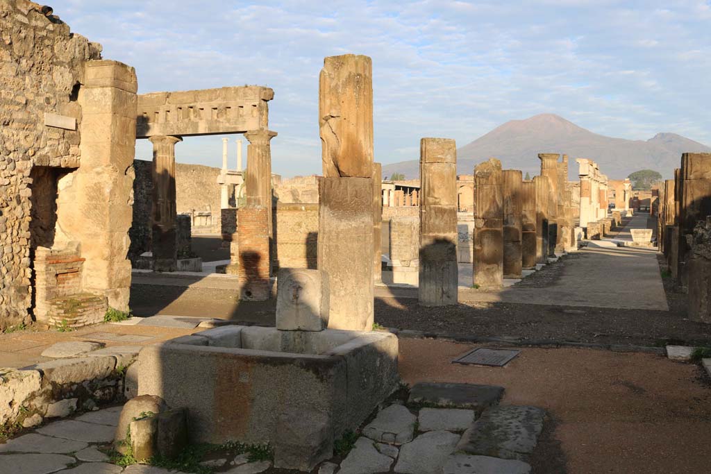 VII.8.00 Pompeii Forum. December 2018. 
Looking north-west from fountain at north end of Via delle Scuole, towards east side of Forum portico in south-east corner, on right. 
Photo courtesy of Aude Durand. 
