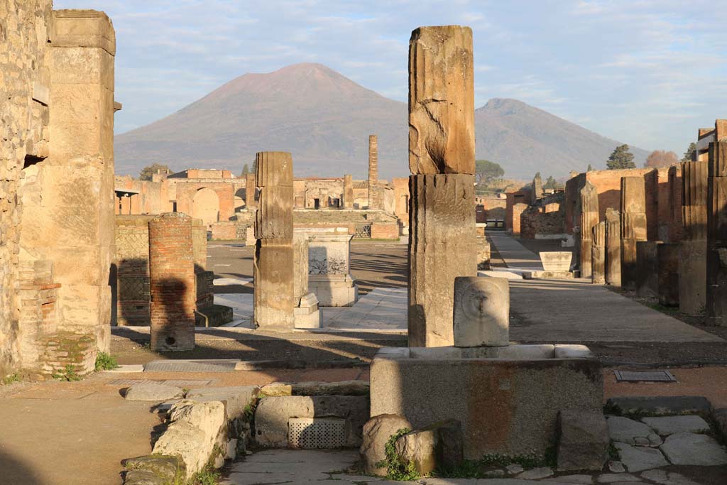 VII.8.00 Pompeii Forum. December 2018. 
Looking north from fountain at north end of Via delle Scuole, towards Forum portico in south-east corner. Photo courtesy of Aude Durand. 
